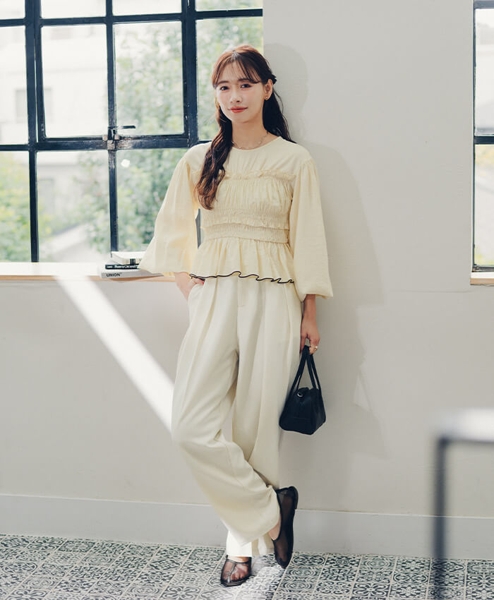 赤埴奈津子　ティティベイト コラボ シャーリングデザイントップス アイボリー 着用コーデ