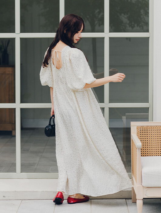 赤埴奈津子　ティティベイト コラボ エアリーバックリボンワンピース アイボリー着用コーデ