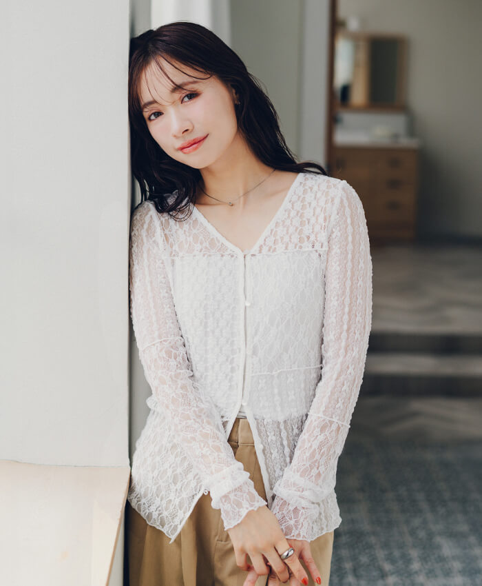 赤埴奈津子　ティティベイト コラボ 前後2way切替デザインレーストップス オフホワイト 着用コーデ