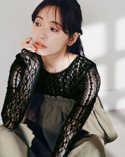 赤埴奈津子　ティティベイト コラボ 前後2way切替デザインレーストップス ブラック 着用コーデ