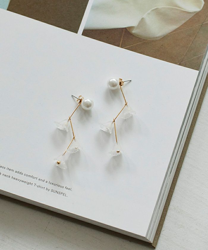 フラワーモチーフ ロングピアス ホワイト パールホワイト花びら✨ボリュームフラワーロングピアス | iichi