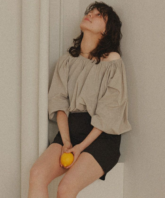 大人のラッシュガードパフショルダートップス オフショルダーバルーントップス/ラッシュガード | titivate